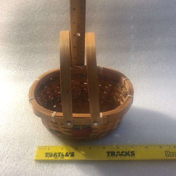 Vintage Apple hand woven basket - Picture 10 of 16